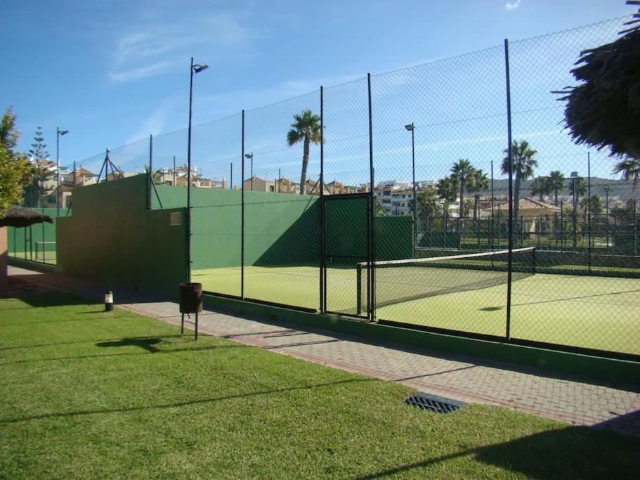 Tenis lub squash w obiekcie Ático duplex con vistas al mar en Zahara de los Atunes lub w pobliżu
