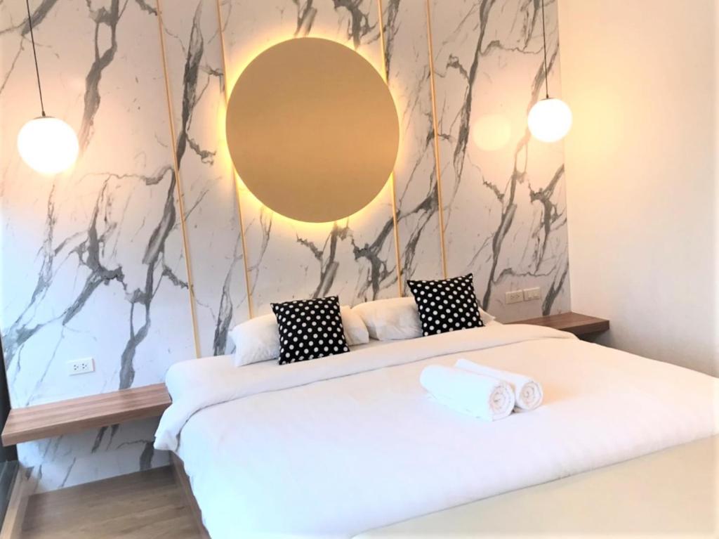 Postel nebo postele na pokoji v ubytování La La Moon Krabi Poshtel'n' Pool