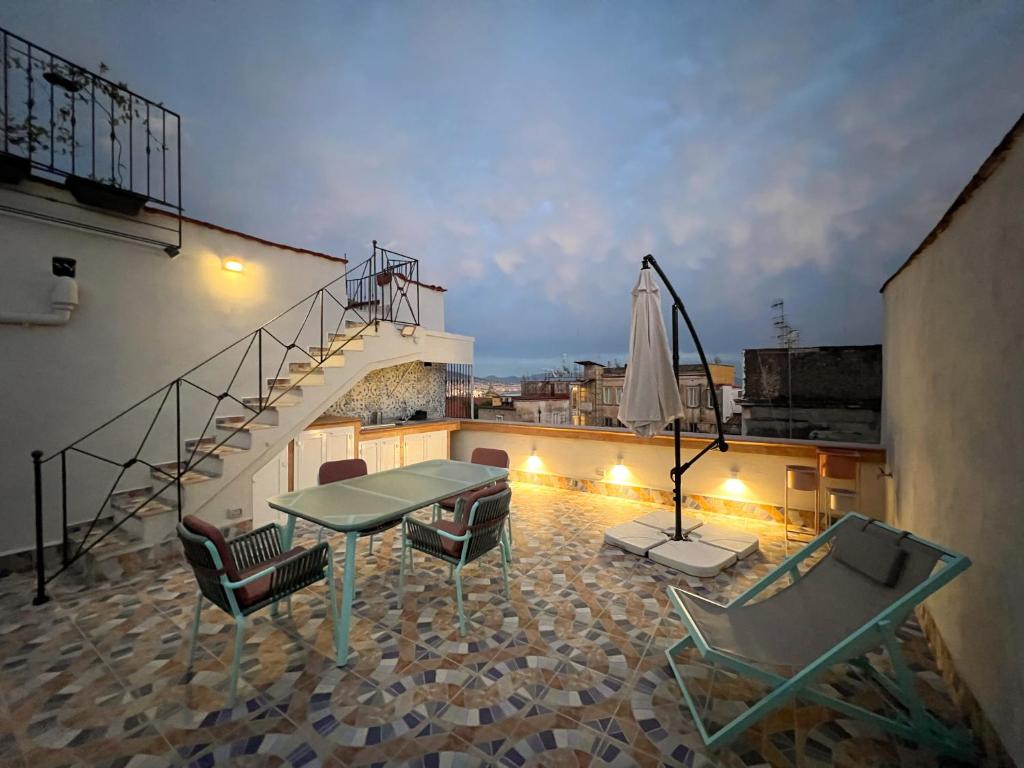 Balkón alebo terasa v ubytovaní Stunning View with 3 Terraces near DANTE SQ! By HouseinNaples