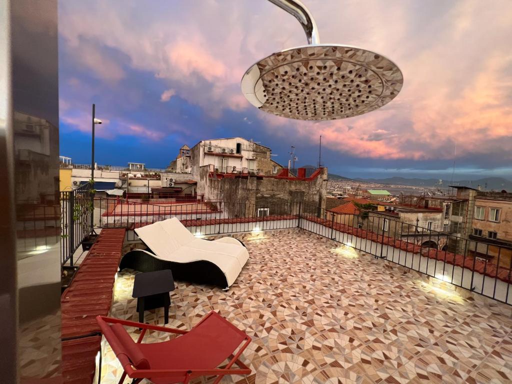 balcone con vista sulla città di Stunning View with 3 Terraces near DANTE SQ! By HouseinNaples a Napoli
