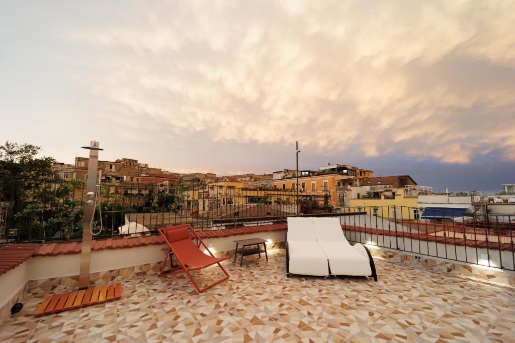 Balkón alebo terasa v ubytovaní Stunning View with 3 Terraces near DANTE SQ! By HouseinNaples