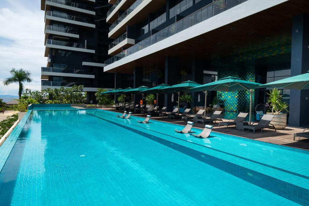 Bazén v ubytování The Reef Island Resort Mactan, Cebu nebo v jeho okolí