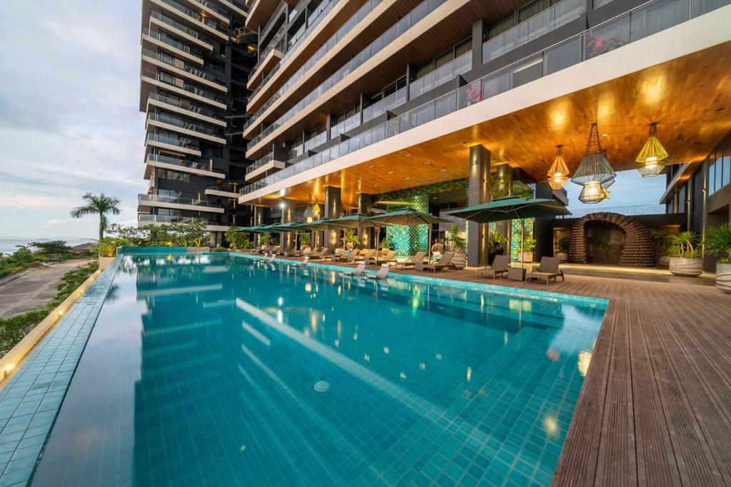 Bazén v ubytování The Reef Island Resort Mactan, Cebu nebo v jeho okolí