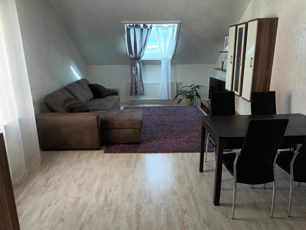 a living room with a couch and a table at 3 Zimmerwohnung optimal für Monteure in Reutlingen