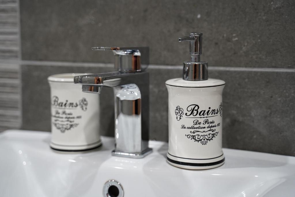 The house under the rocks of Meteora 2 - 15