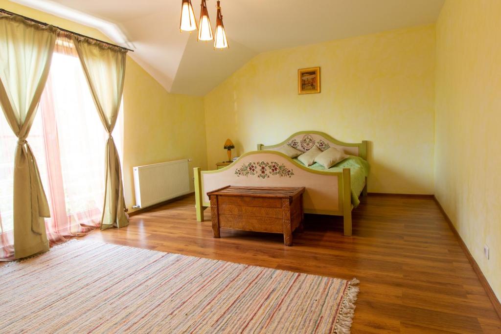 Postel nebo postele na pokoji v ubytování Vila cu Mesteceni