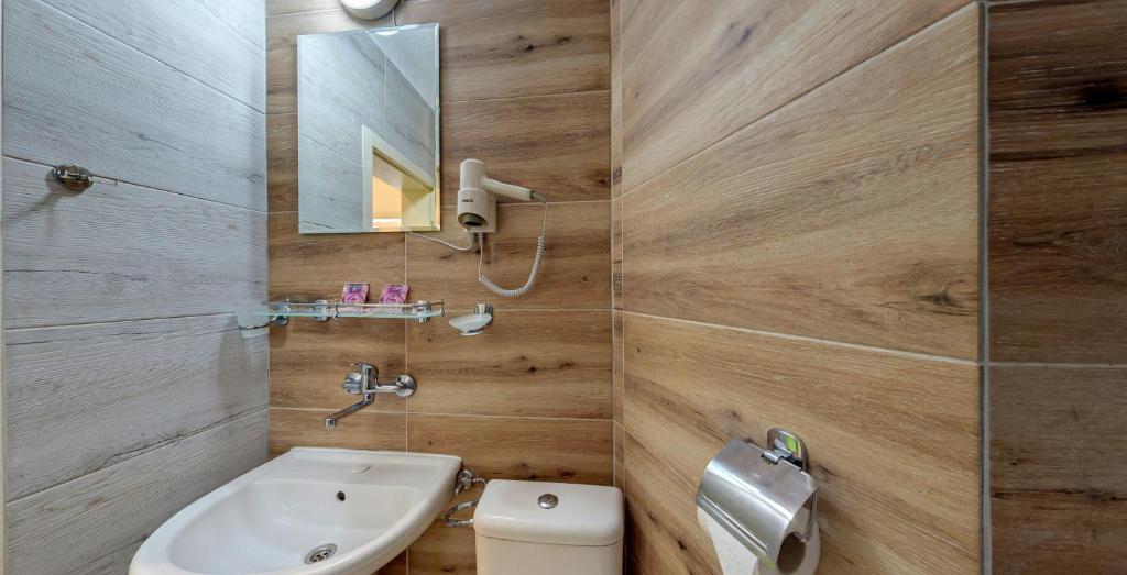 Koupelna v ubytování Grami Hotel
