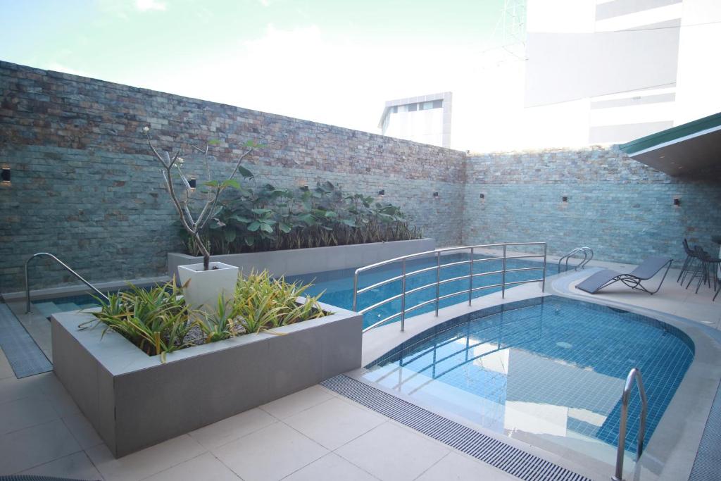Bazén v ubytování Summit Hotel Naga nebo v jeho okolí