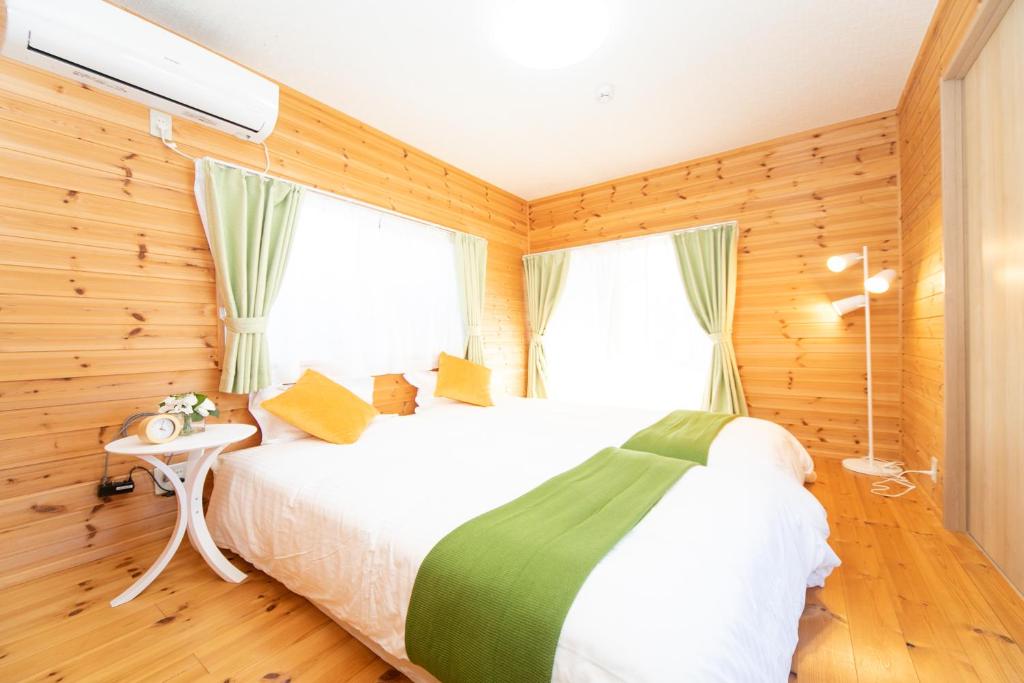 Postel nebo postele na pokoji v ubytování Yokkaichi Motomachi Hotel