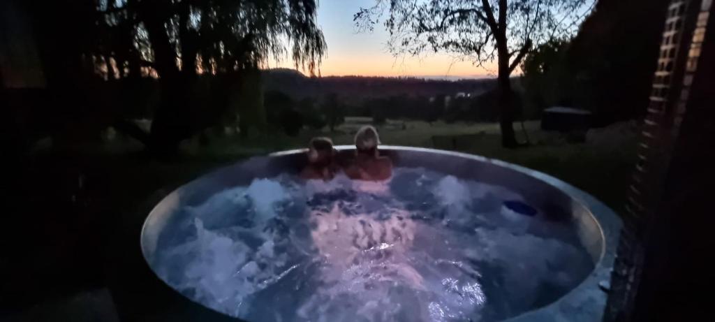 Východ nebo západ slunce při pohledu z venkovského domu nebo okolí