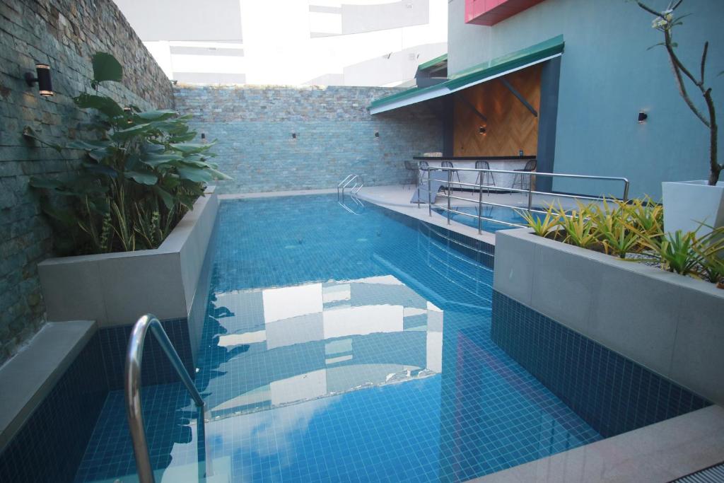 Bazén v ubytování Summit Hotel Naga nebo v jeho okolí