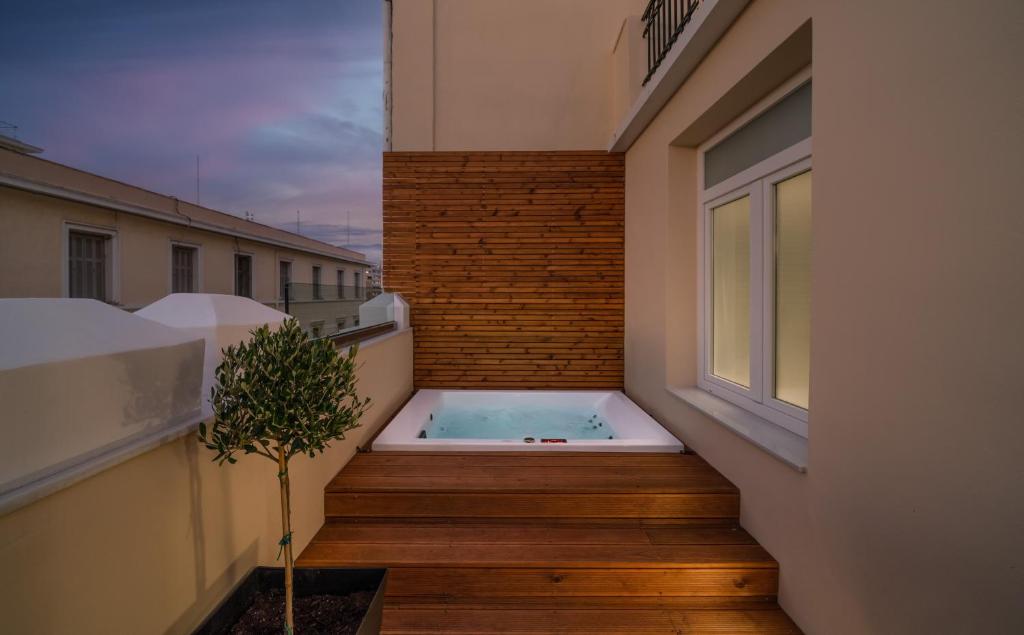 een hot tub op een balkon van een gebouw bij Praxitelous Luxury Suites in Athene