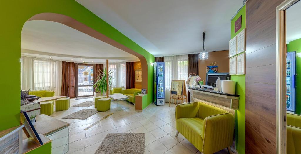 Kuchyň nebo kuchyňský kout v ubytování Grami Hotel
