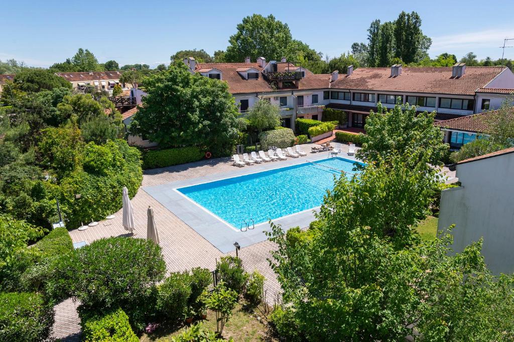 uma vista superior de uma piscina numa casa em Kya Venice and Beach House: Venezia, mare e laguna em Cavallino-Treporti