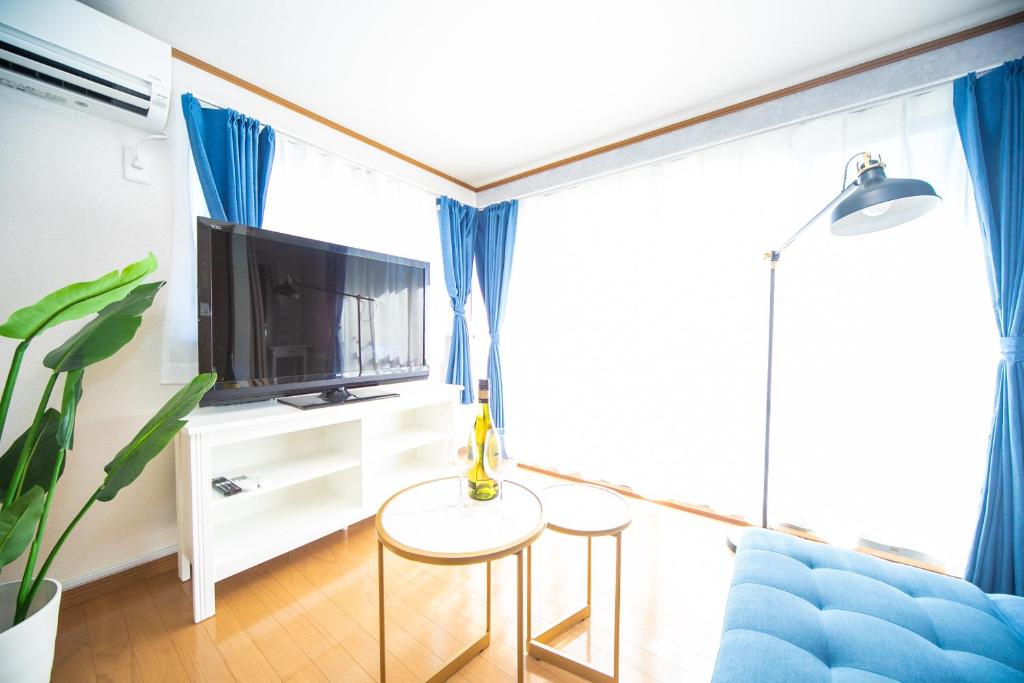 TV a/nebo společenská místnost v ubytování Yokkaichi Motomachi Hotel