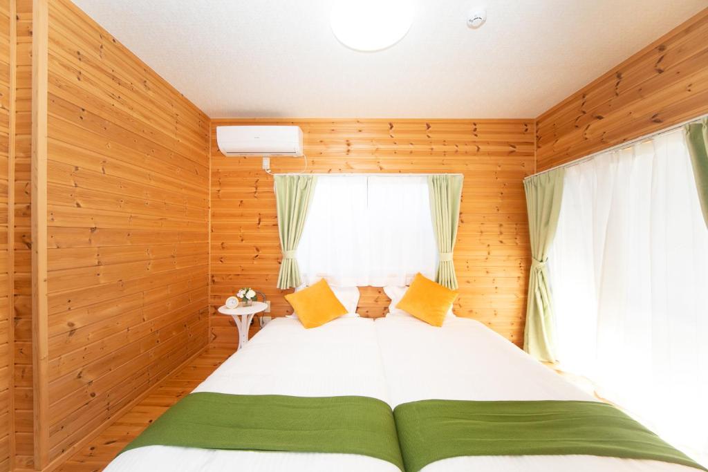 Postel nebo postele na pokoji v ubytování Yokkaichi Motomachi Hotel
