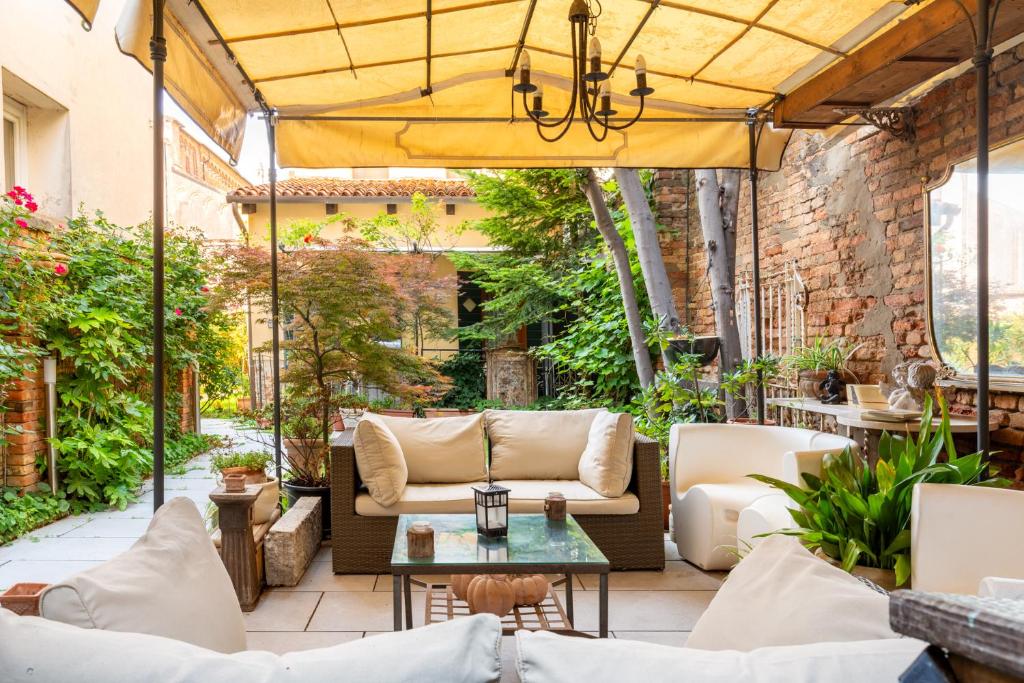 an outdoor patio with a couch and a table at Al Campanile Madonna dell'Orto in Venice