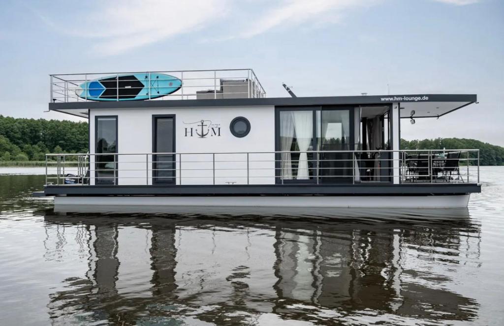 H&M Lounge Marina Buchholz GmbH - Müritz, festliegend mit Kamin - Beiboot  buchbar, Buchholz – Aktualisierte Preise für 2022
