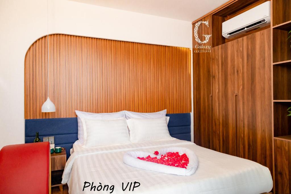 - une chambre avec un lit et une chaise rouge dans l'établissement Galaxy Hotel 3, à Hô-Chi-Minh-Ville