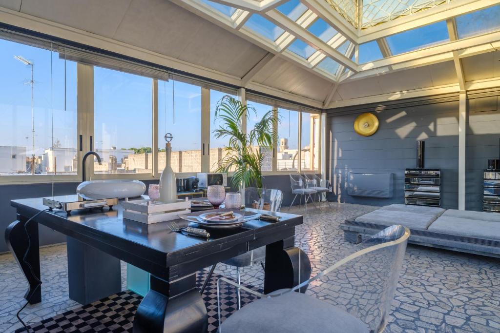 a living room with a table and chairs at Maison Boutique At Uno in San Pietro in Lama