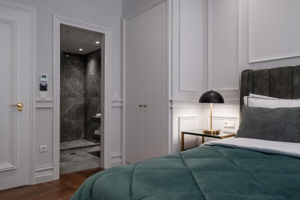 Postel nebo postele na pokoji v ubytování Praxitelous Luxury Suites