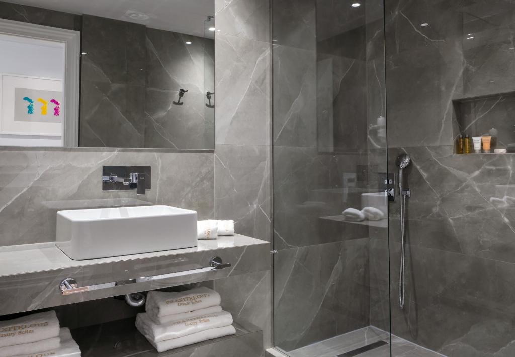 Koupelna v ubytování Praxitelous Luxury Suites