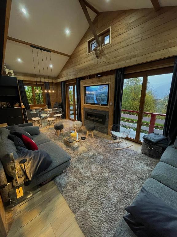 TV a/nebo společenská místnost v ubytování CHALET MONT BLANC