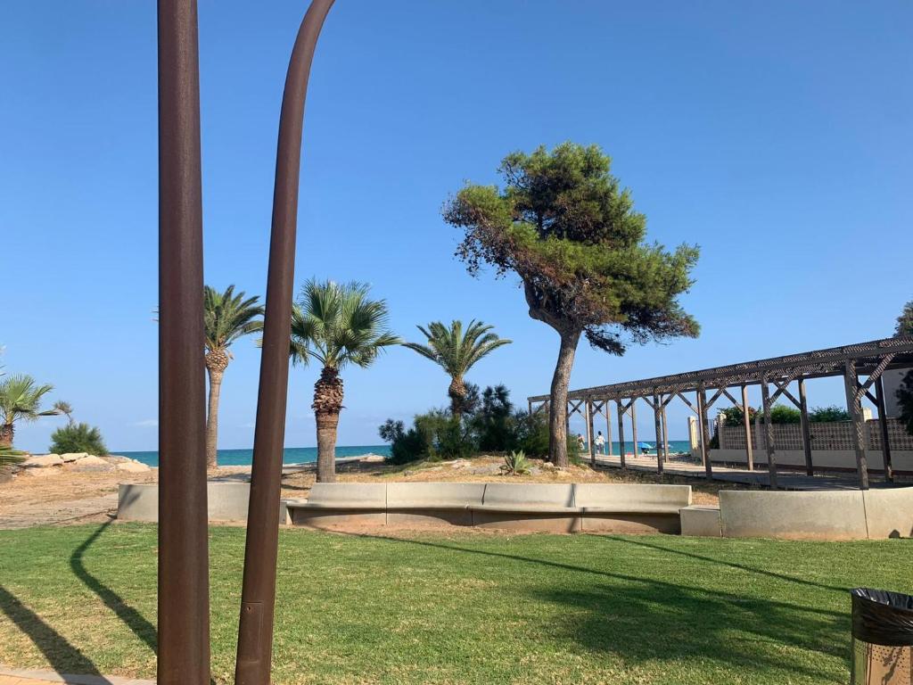 Zahrada ubytování Beachfront apartment with a private garden on the ground floor