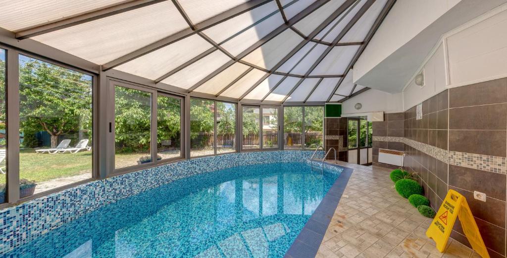Bazén v ubytování Grami Hotel nebo v jeho okolí