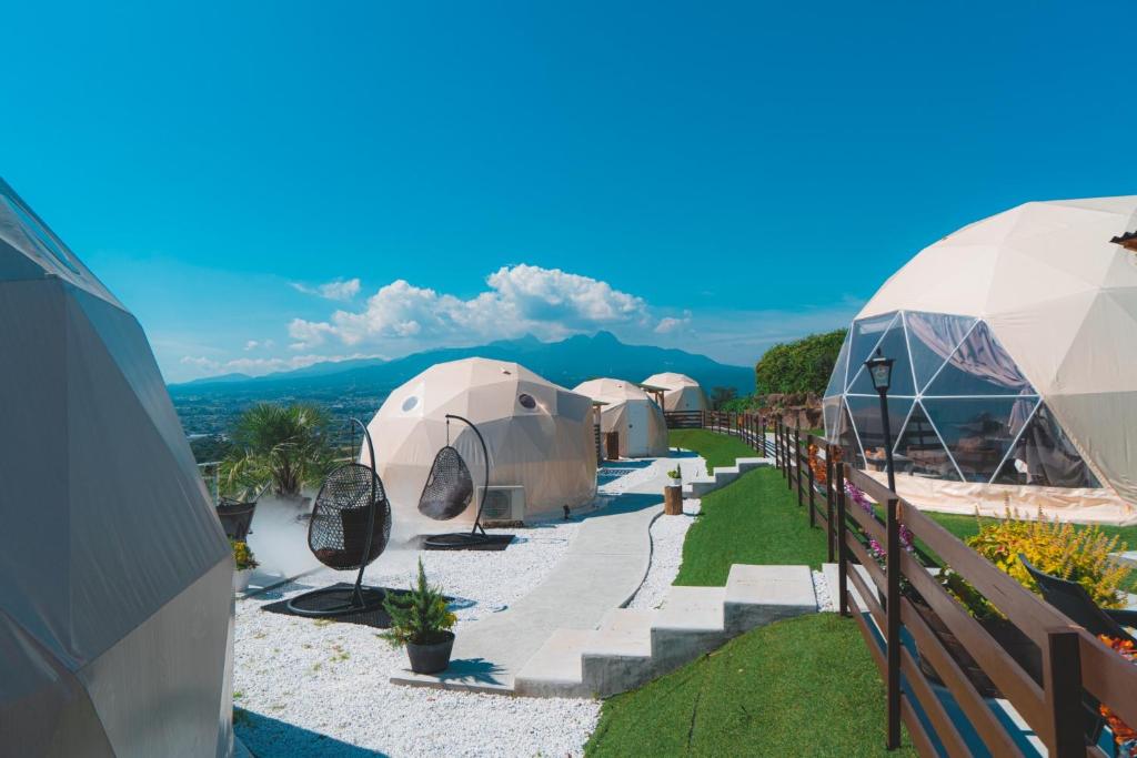 una fila di tende a cupola in un resort di Blissful Garden - Vacation STAY 46400v a Shibukawa