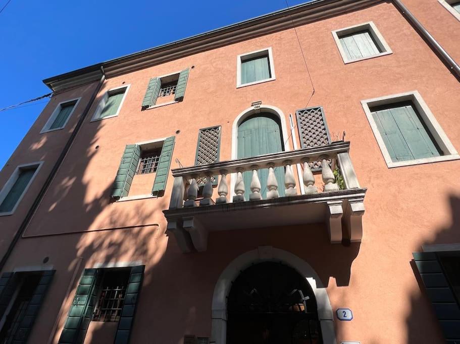 - un bâtiment avec un balcon sur le côté dans l'établissement Incantevole mini appartamento in centro a Padova., à Padoue