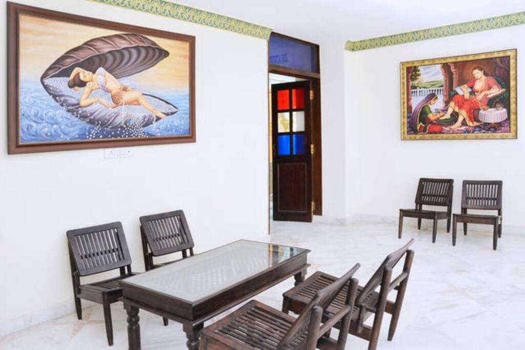 Posezení v ubytování Rani Mahal Hotel