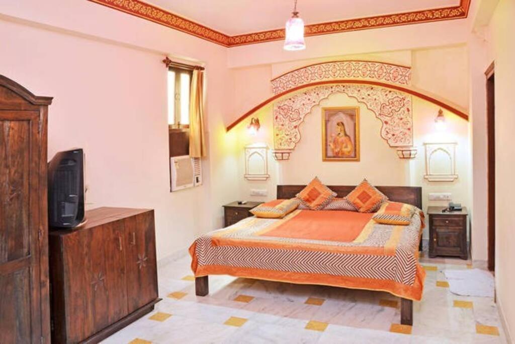Postel nebo postele na pokoji v ubytování Rani Mahal Hotel