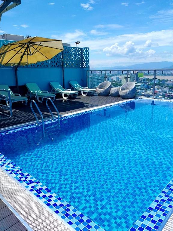Bazén v ubytování Calix Hotel Da Nang Beach nebo v jeho okolí