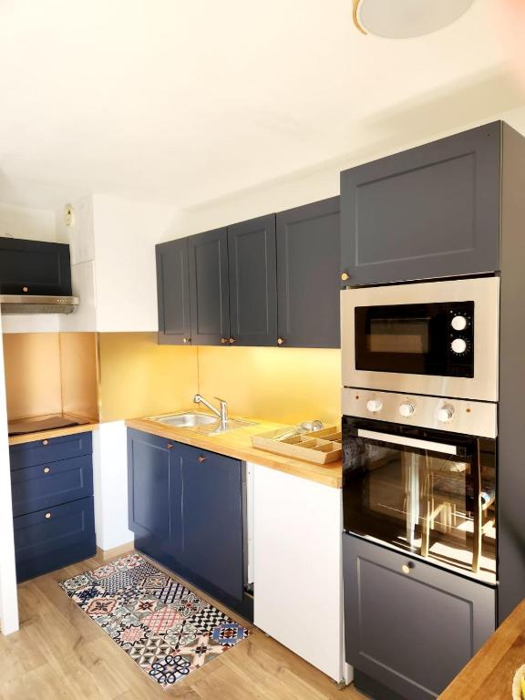 Kuchyň nebo kuchyňský kout v ubytování Appartement cosy 4 personnes charme estival à la montagne