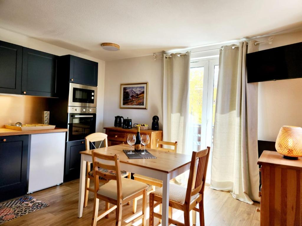 Kuchyň nebo kuchyňský kout v ubytování Appartement cosy 4 personnes charme estival à la montagne