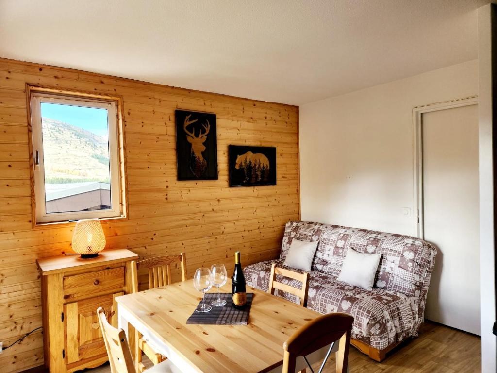 Posezení v ubytování Appartement cosy 4 personnes charme estival à la montagne