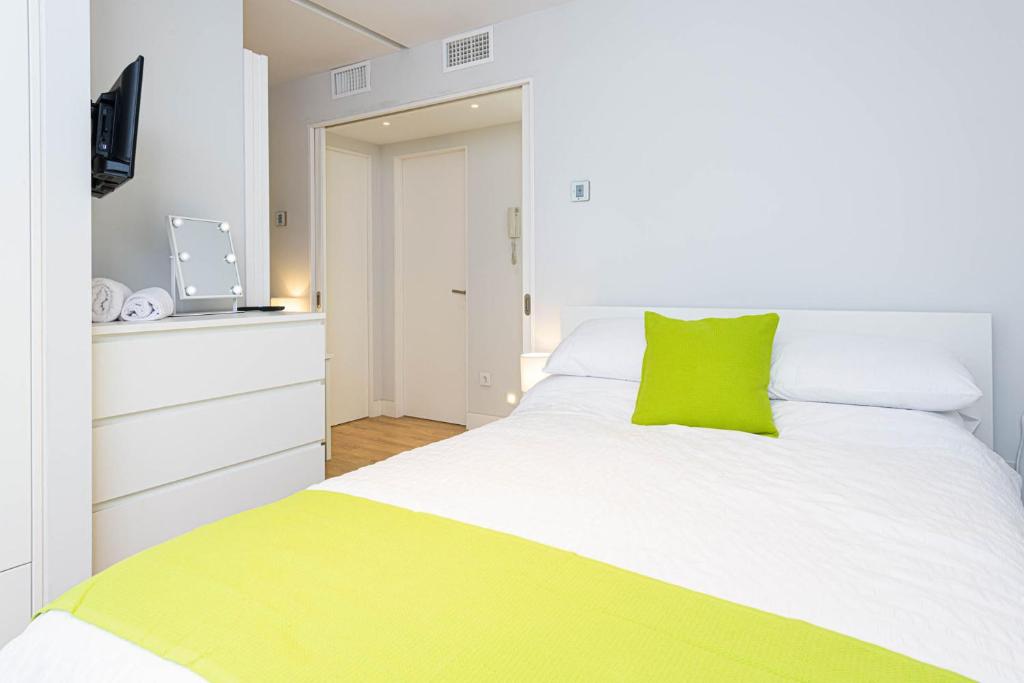 Posteľ alebo postele v izbe v ubytovaní Carmen Beach House in Malaga by Solaga Holiday Homes