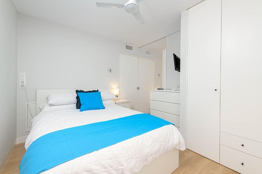 Posteľ alebo postele v izbe v ubytovaní Carmen Beach House in Malaga by Solaga Holiday Homes