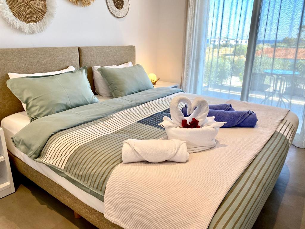 Postel nebo postele na pokoji v ubytování Gennadi Harmony Suites - 200 m from the sea