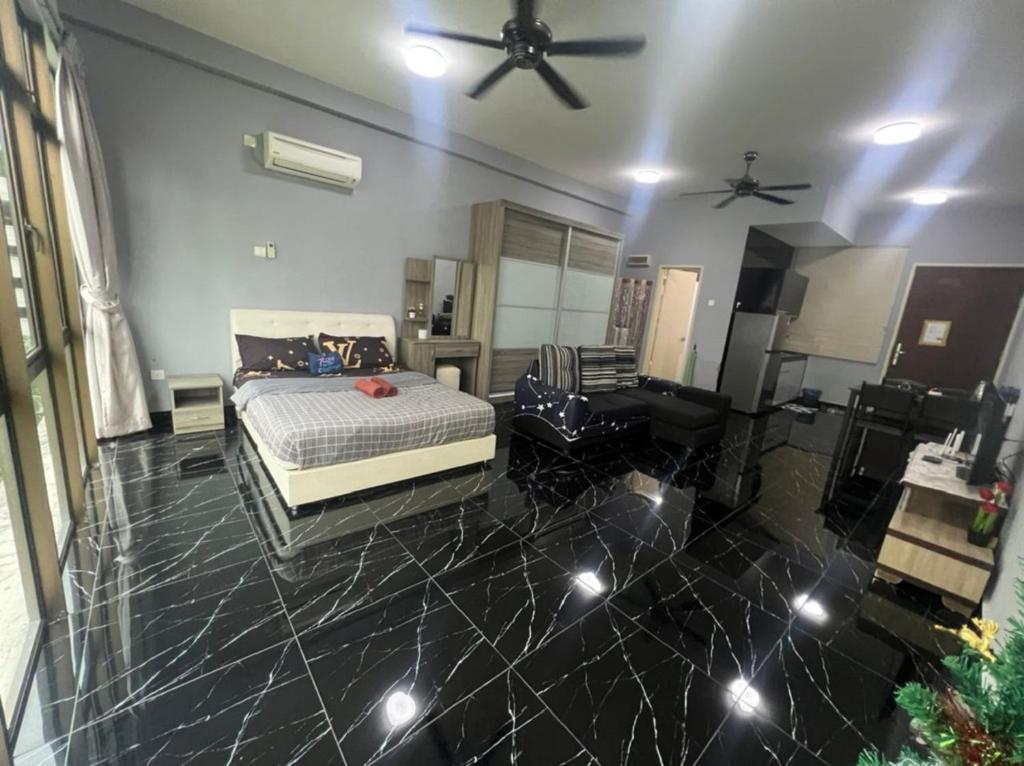 1 dormitorio con 1 cama y suelo de baldosa negra en 23-Mount Austin Palazio ModernHome Studio Wi-Fi TvBox, en Johor Bahru