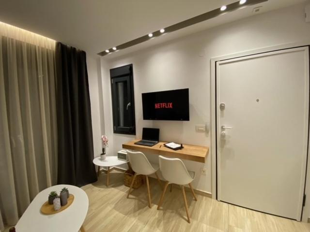 Televízia a/alebo spoločenská miestnosť v ubytovaní Olea Suites 1
