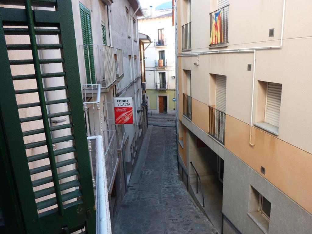 un callejón entre dos edificios en una ciudad en Pensión Fonda Vilalta en Ribes de Freser