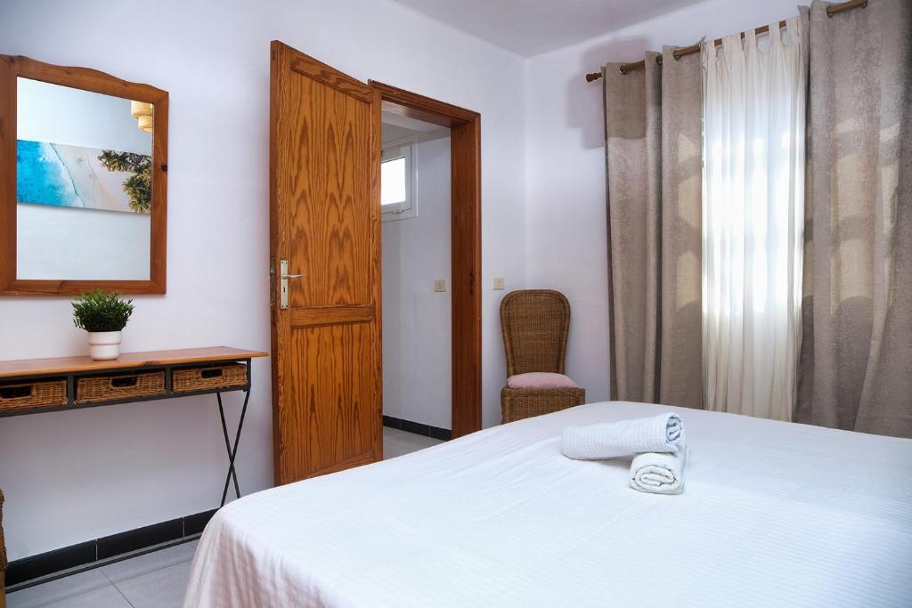 A bed or beds in a room at Suite Zefiro a 500m from the beach, fast wifi