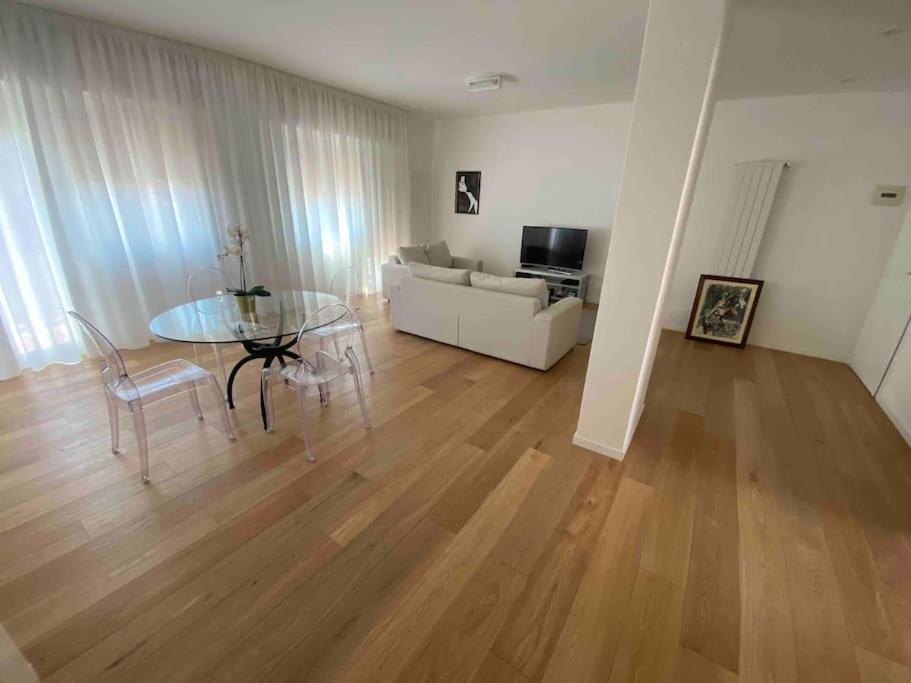 Televízia a/alebo spoločenská miestnosť v ubytovaní Appartamento di lusso in centro storico Palermo