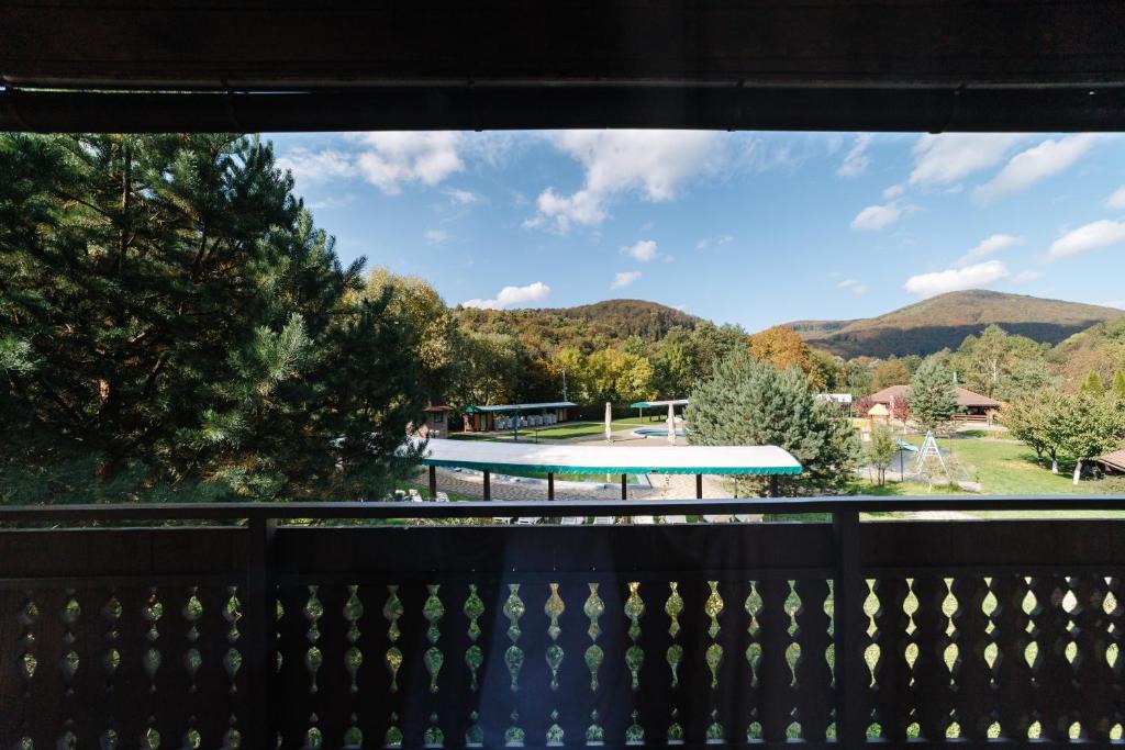 Nespecifikovaný výhled na hory nebo výhled na hory při pohledu z hotelu
