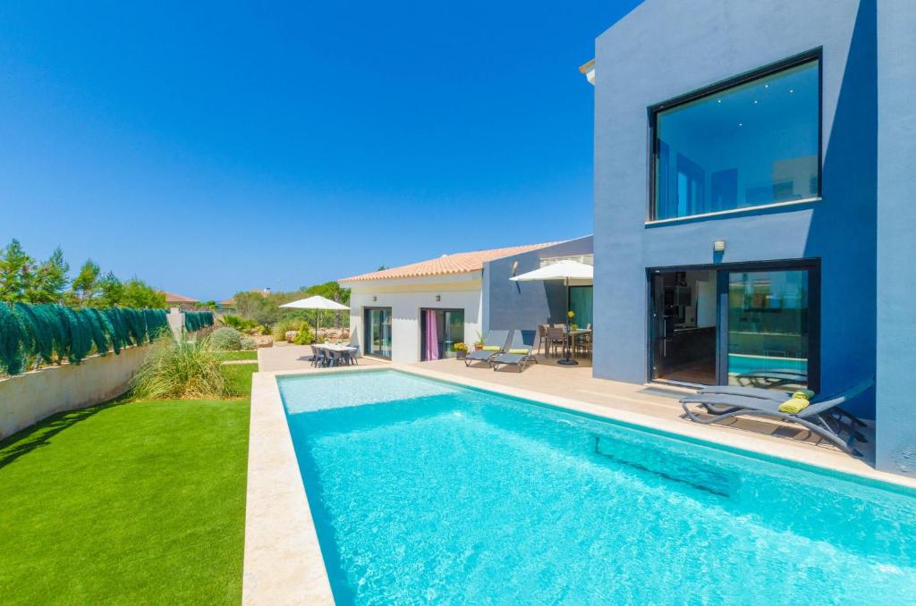 The swimming pool at or close to La Primera
