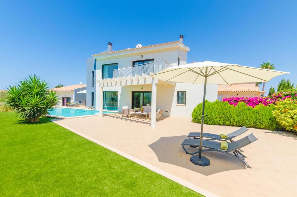 The swimming pool at or close to La Primera