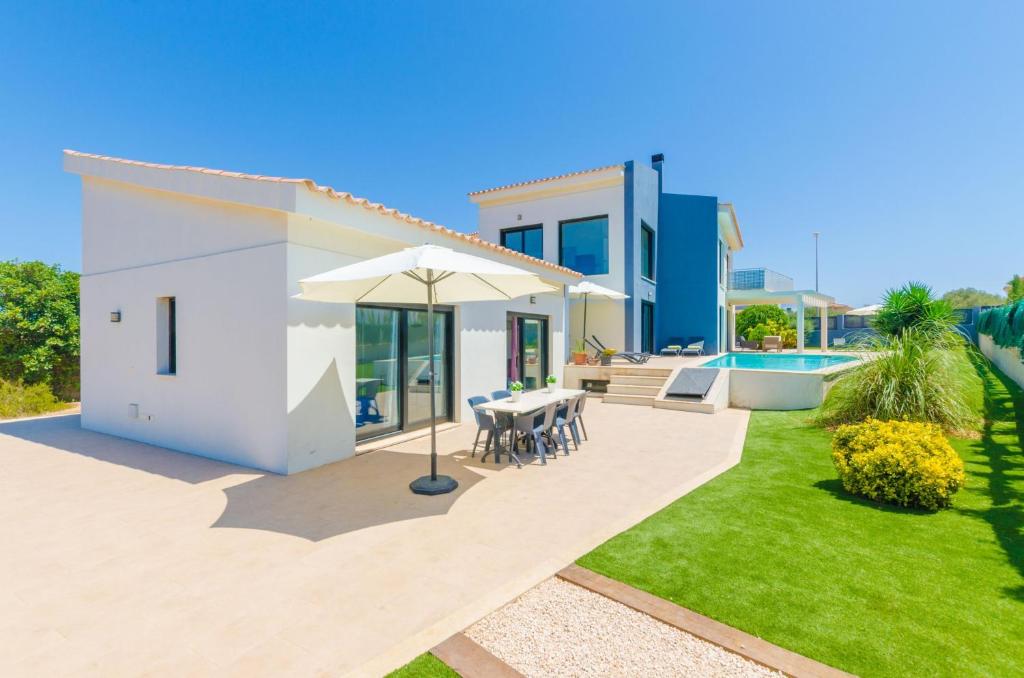 The swimming pool at or close to La Primera