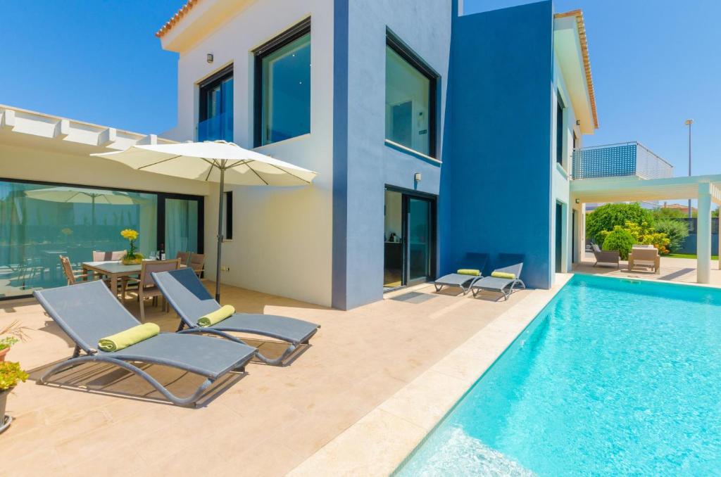 The swimming pool at or close to La Primera